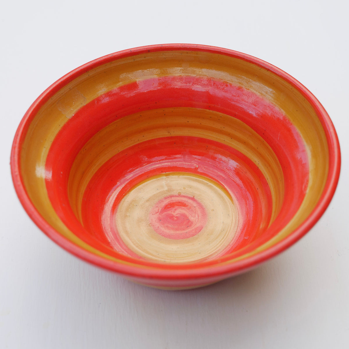 Handgefertigte Keramikschale mit rot-gelber Farbverlauf-Glasur – rustikale Töpferei Servierschale
