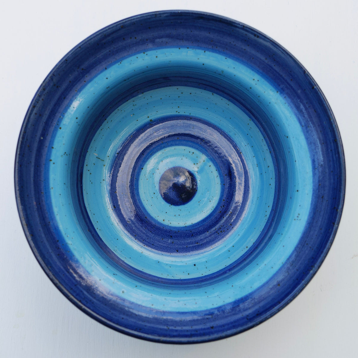 Handgefertigte Keramikschale mit blauem Farbverlauf-Glasur – rustikale Töpferei Servierschale