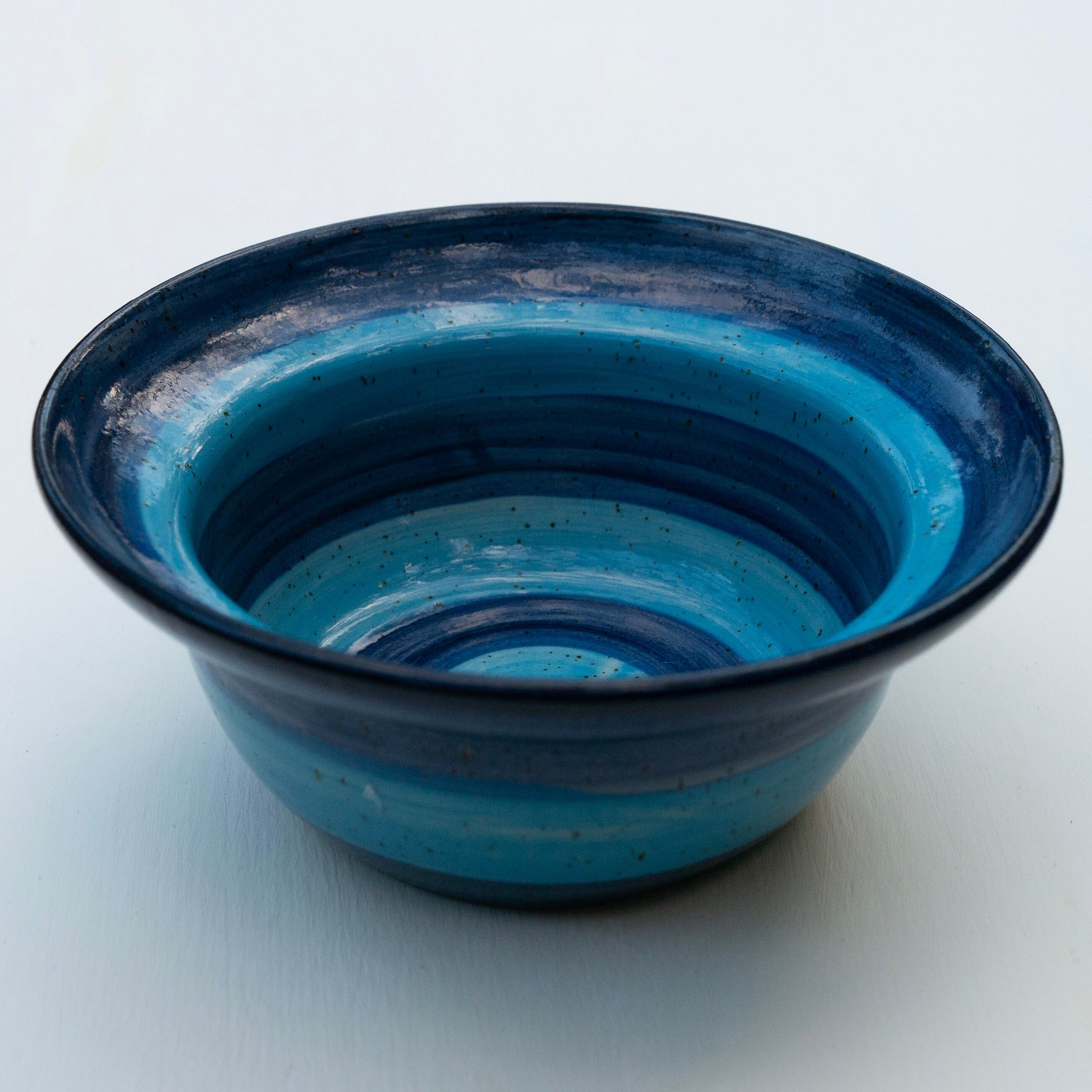 Handgefertigte Keramikschale mit blauem Farbverlauf-Glasur – rustikale Töpferei Servierschale