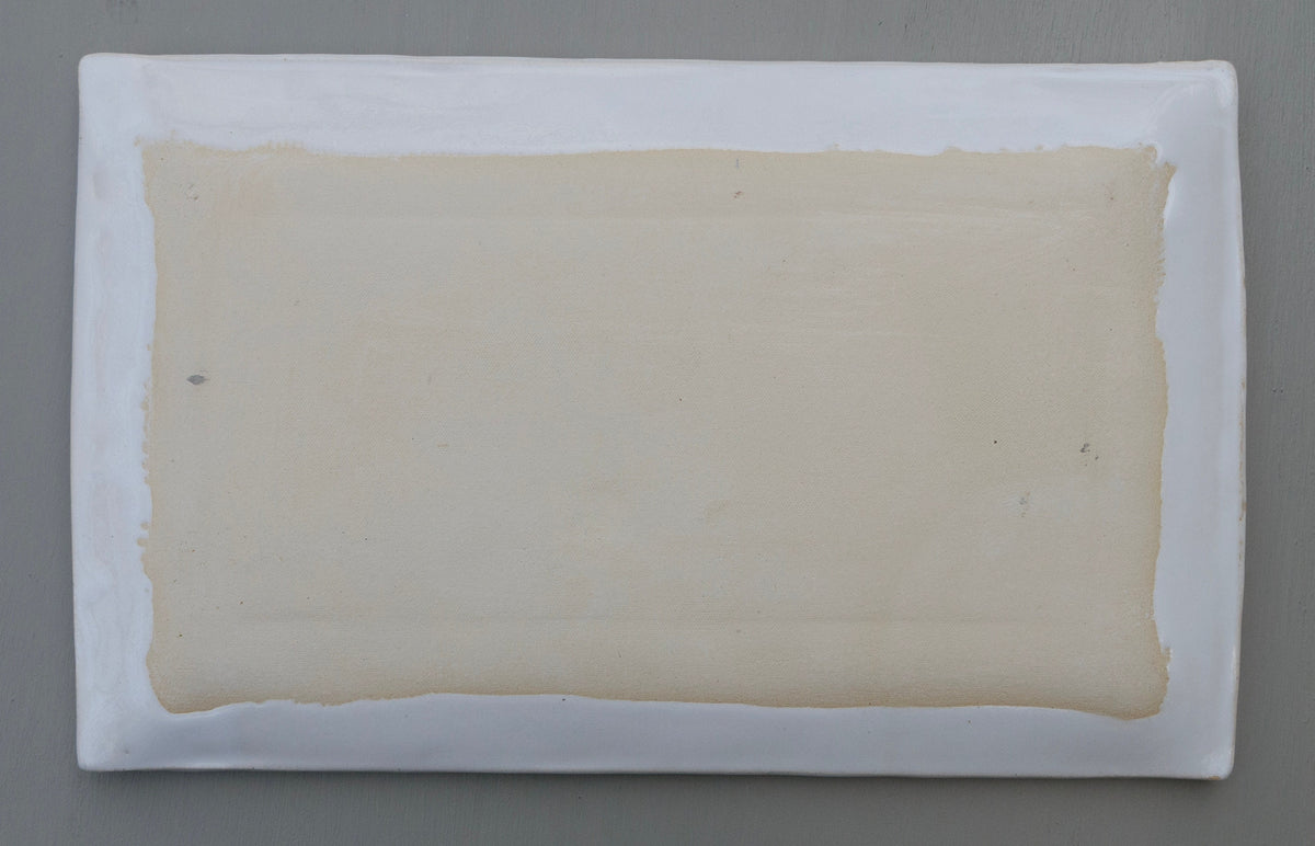 Rechteckige weiße Keramikfliese mit geprägtem Blumen- und Wirbelmuster