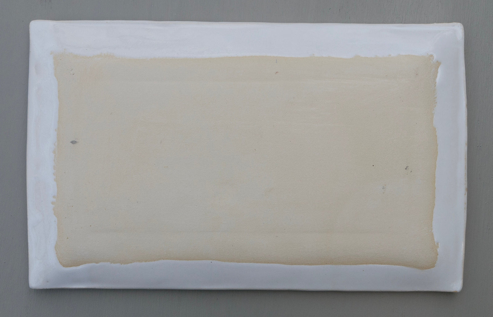 Rechteckige weiße Keramikfliese mit geprägtem Blumen- und Wirbelmuster