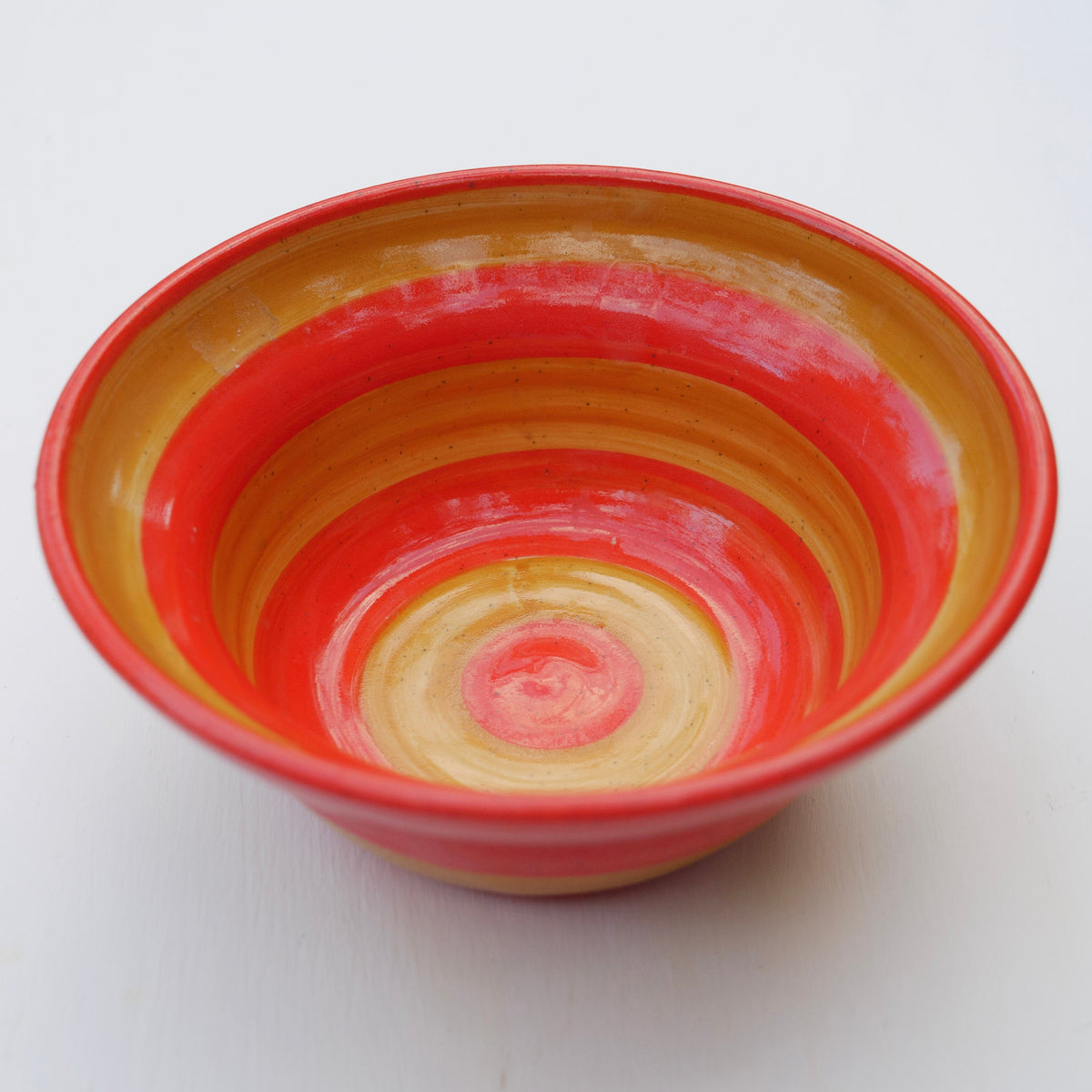 Handgefertigte Keramikschale mit rot-gelber Farbverlauf-Glasur – rustikale Töpferei Servierschale