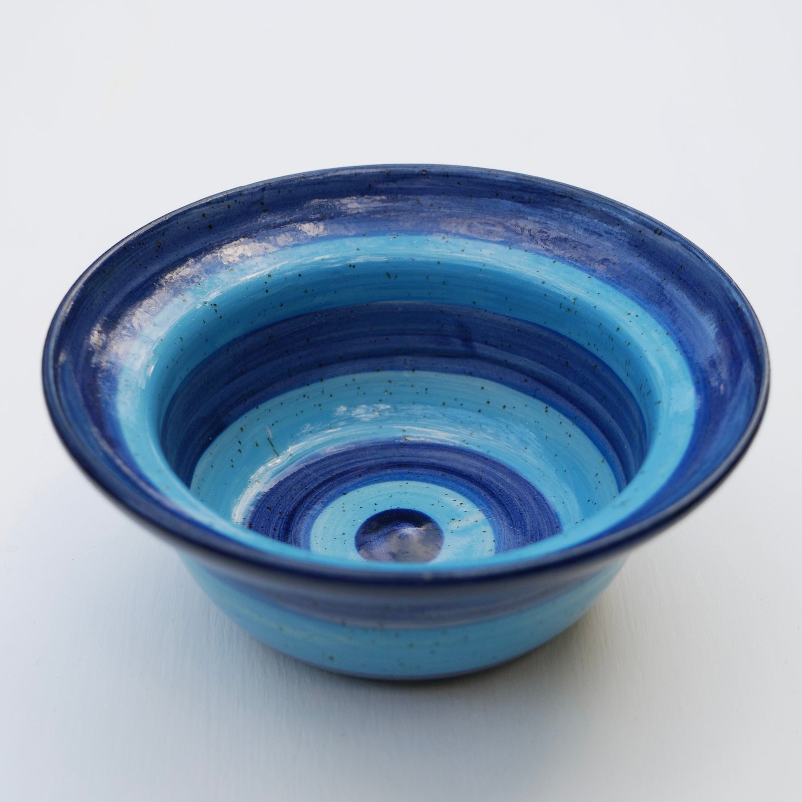 Handgefertigte Keramikschale mit blauem Farbverlauf-Glasur – rustikale Töpferei Servierschale
