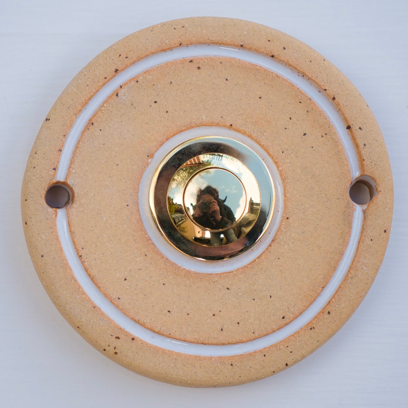 Runder Klingelknopf mit polierter Chrom-Mitte – modernes minimalistisches Design für Hauseingang