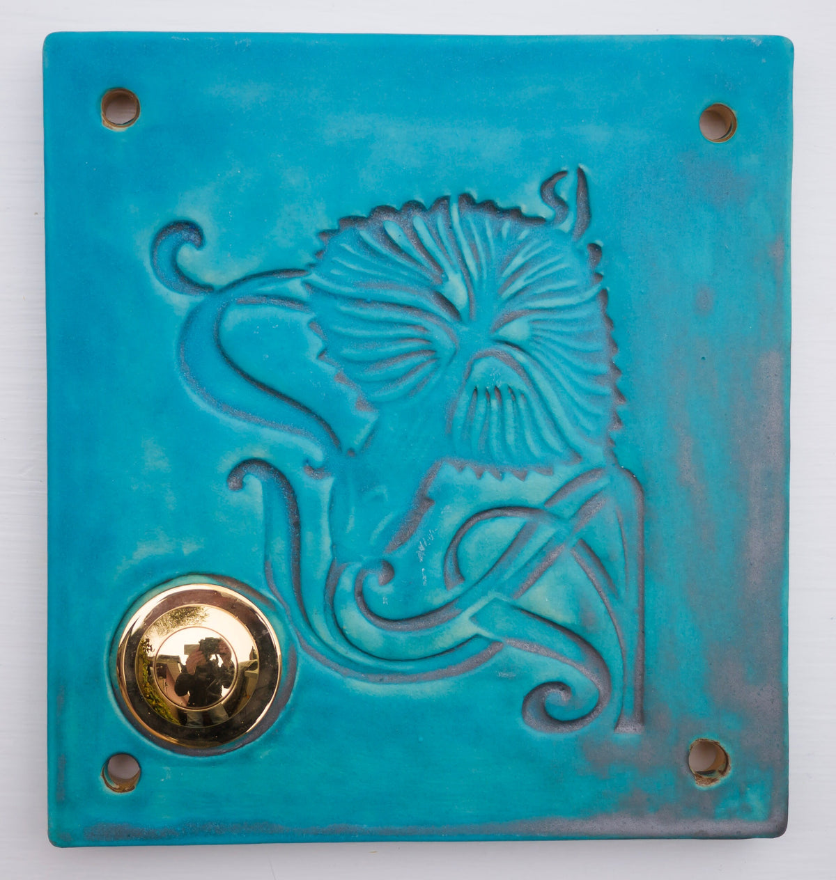 Eckige weiße Keramik-Klingelplatte mit floralem Muster und goldenem Knopf.