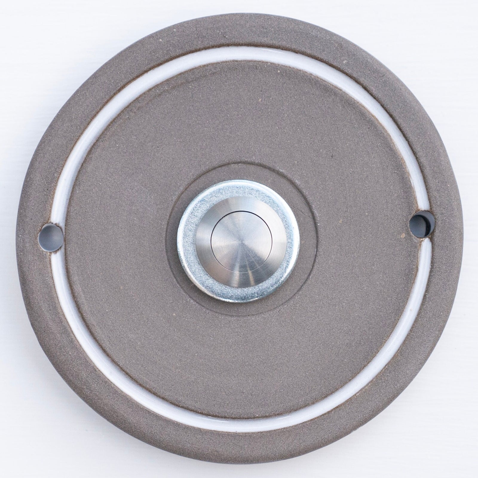 Runder Klingelknopf mit polierter Chrom-Mitte – modernes minimalistisches Design für Hauseingang