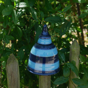 Eine kleine Gartenspitze, ca 12cm (Öffnung unten 5-6cm) ,Blau gestreift