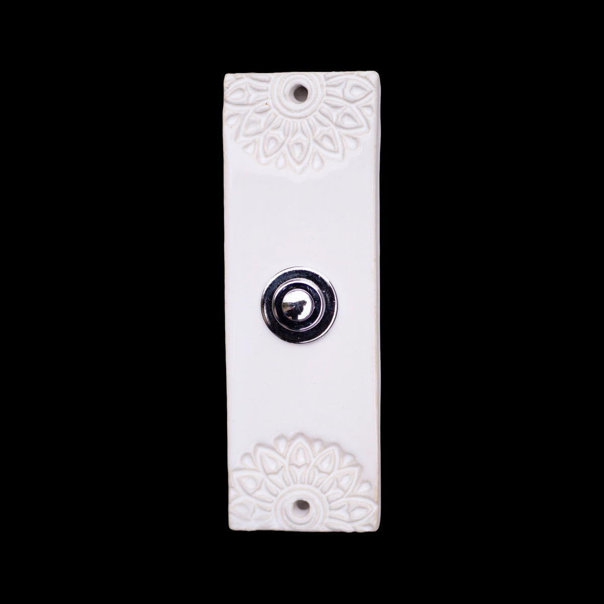 Handgefertigte weiße Keramik-Klingelplatte mit geprägtem Blumenmuster und silbernem Knopf – minimalistisches Eingangsdekor