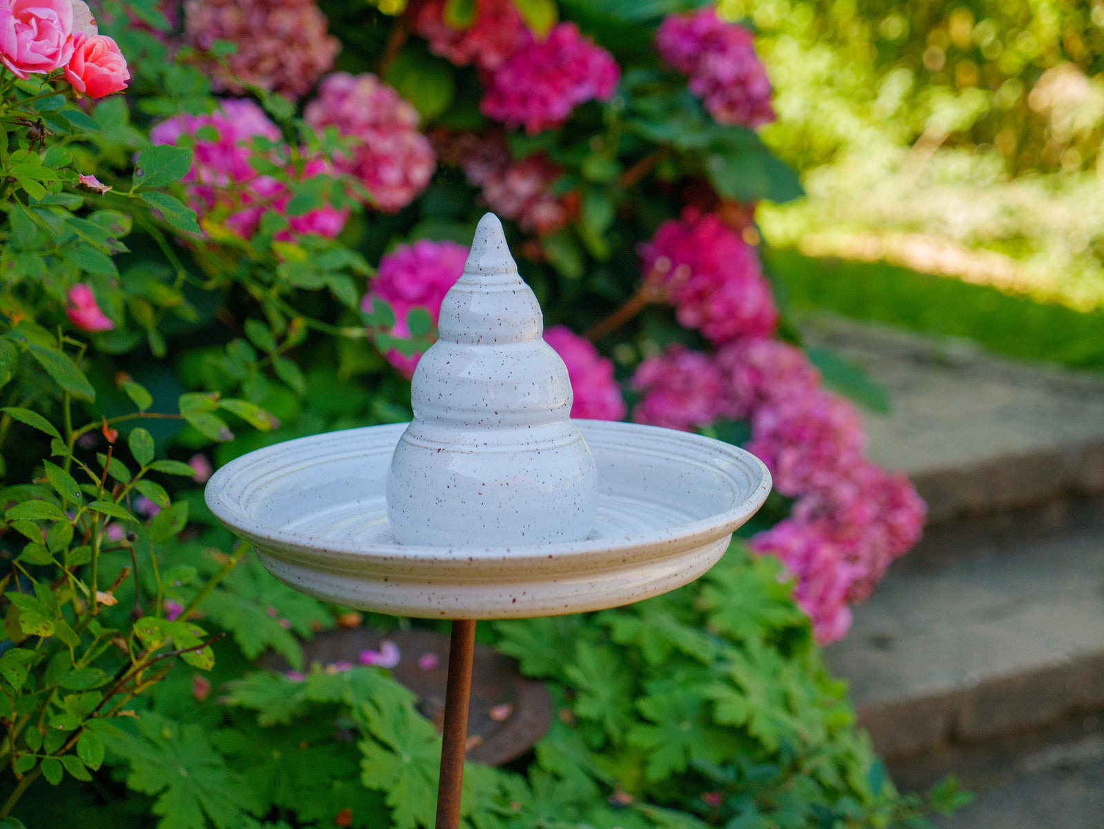 Keramik-Gartenstecker mit weißer Spitze und runder Schale als Gartendeko