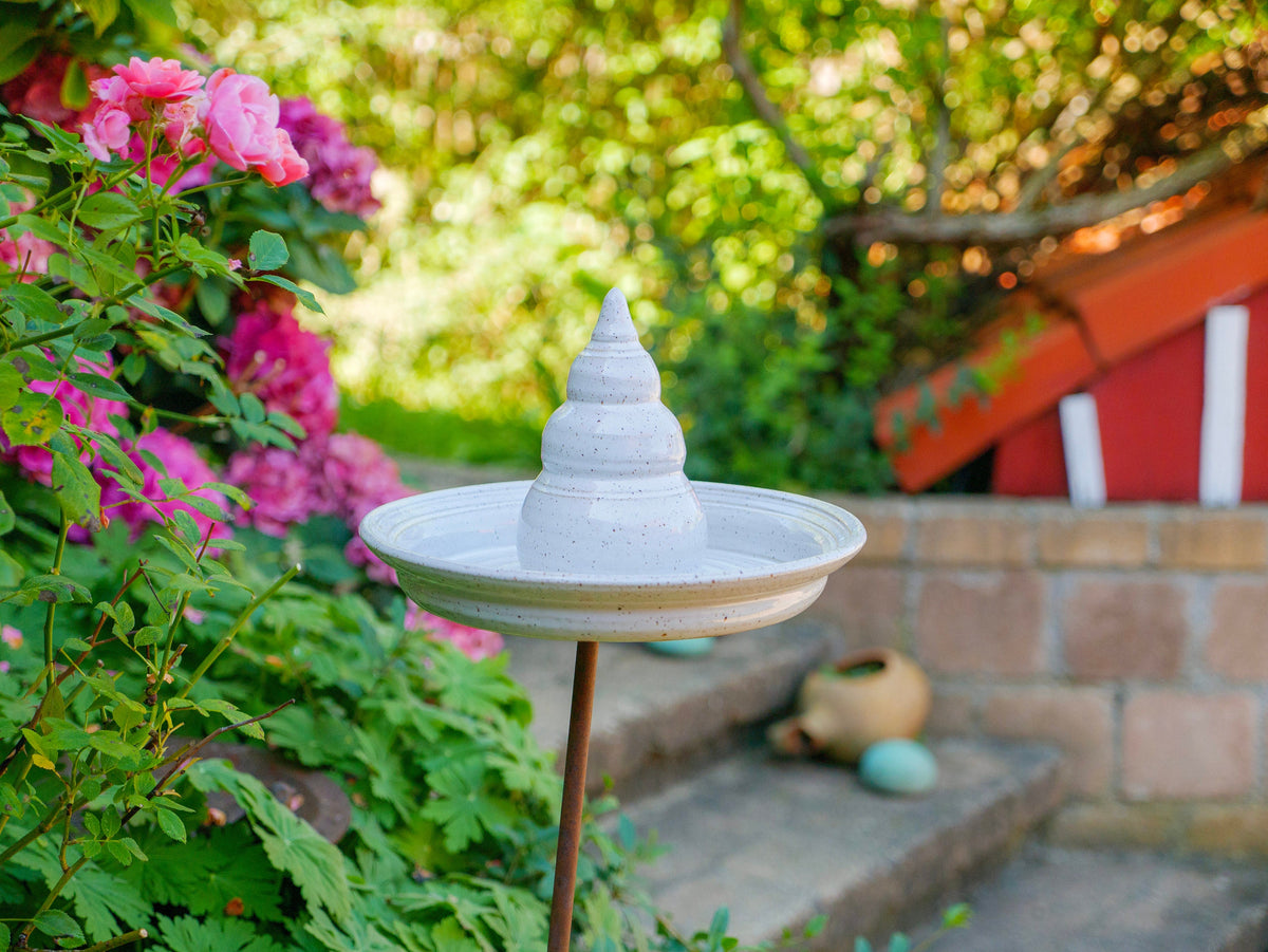 Keramik-Gartenstecker mit weißer Spitze und runder Schale als Gartendeko