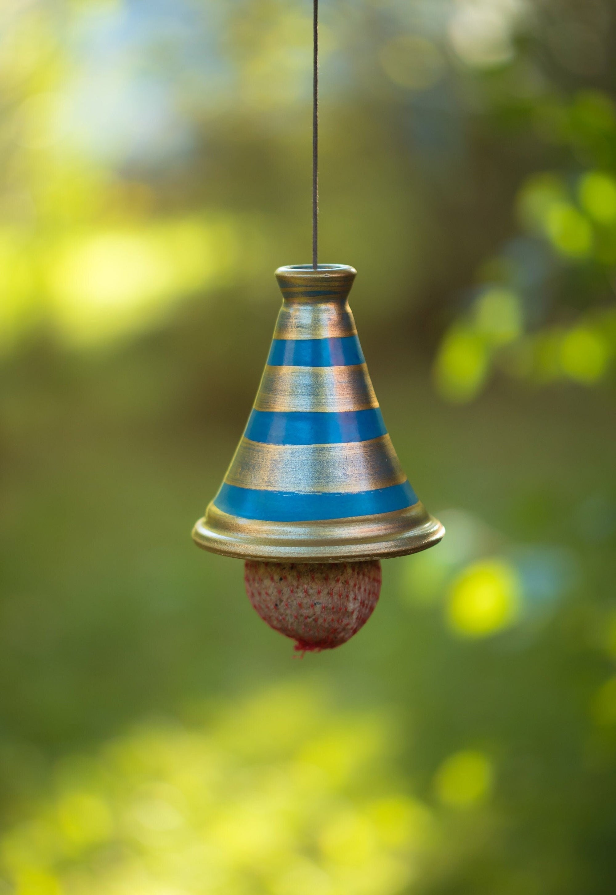 Handgefertigtes Keramik-Vogelfutterhaus mit goldbraunen und blauen Streifen – dekoratives Hänge-Accessoire für den Garten