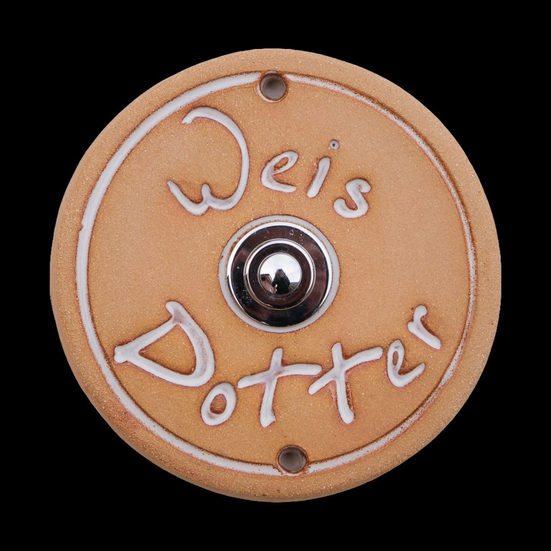 Runde beigefarbene Keramiktürklingelplatte mit weißer Gravur &#39;Weis Dotter&#39;, angeordnet um einen silbernen Knopf in der Mitte