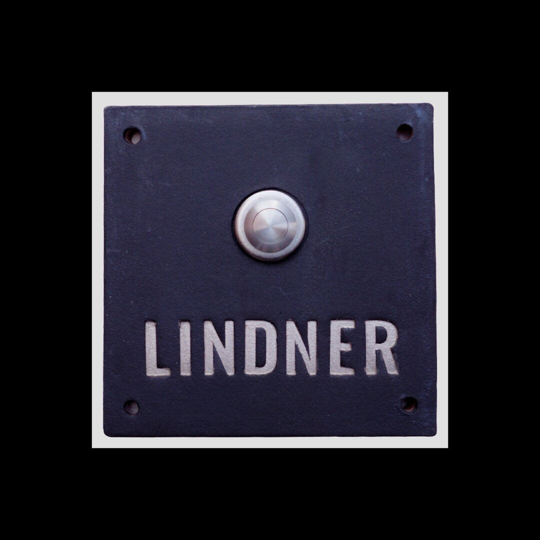 Quadratische schwarze Türklingelplatte mit Metallknopf und graviertem Namen 'LINDNER'