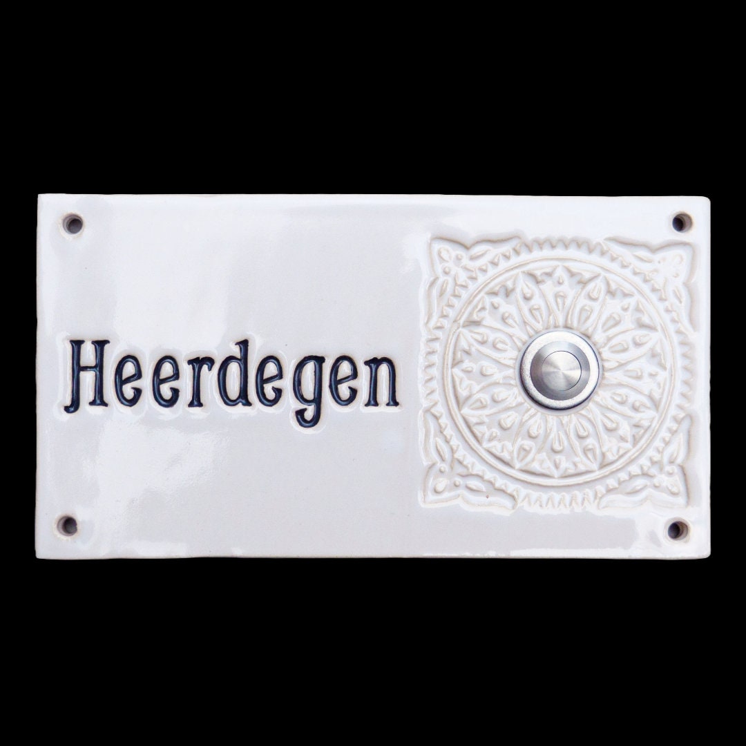 Rechteckige weiße Keramiktürklingelplatte mit schwarzer Gravur &#39;Heerdegen&#39; links und mandalaartigem Muster mit silbernem Knopf rechts