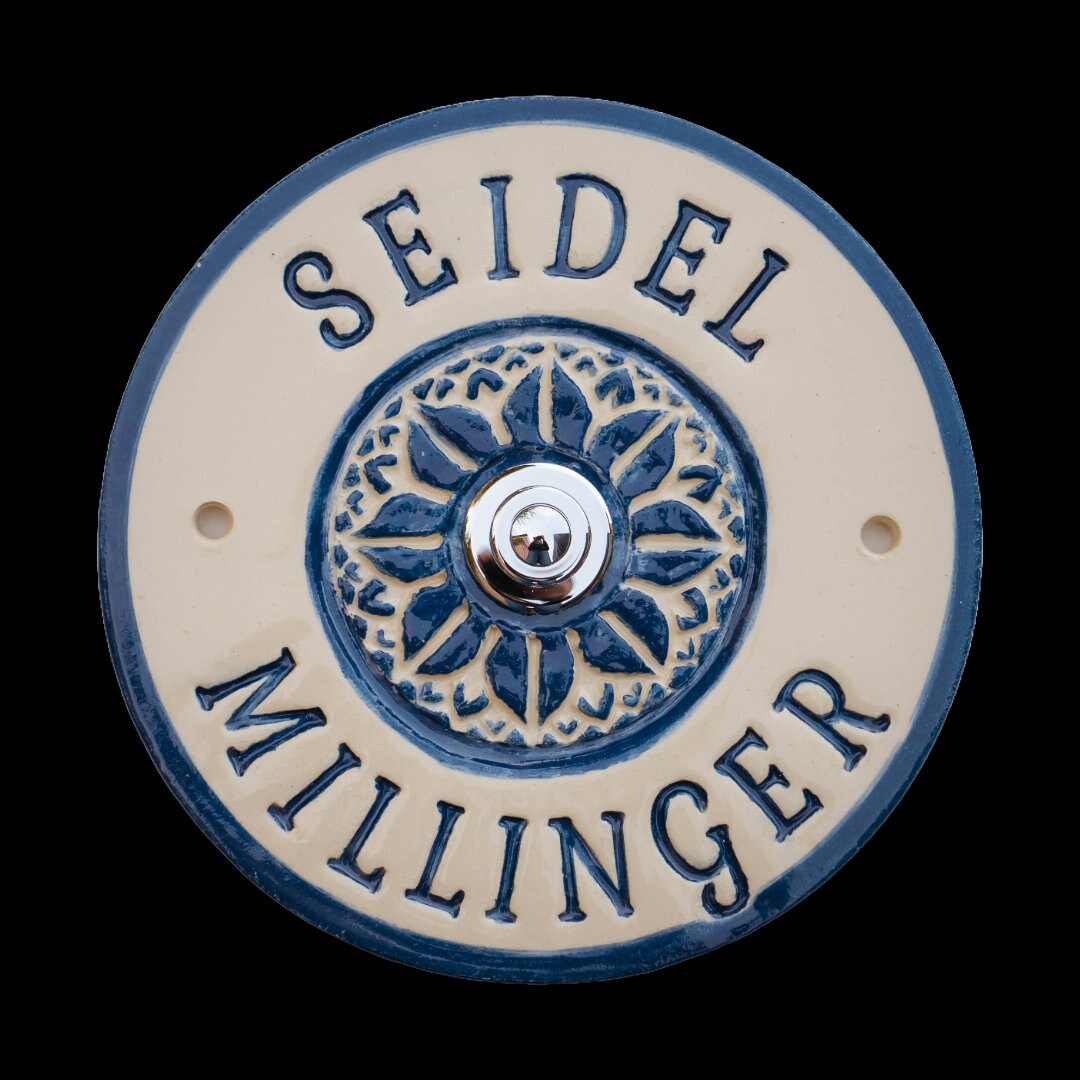 Runde Keramik-Klingelplatte mit blauem Blumenmuster und silbernem Knopf, graviert mit den Namen Seidel und Millinger