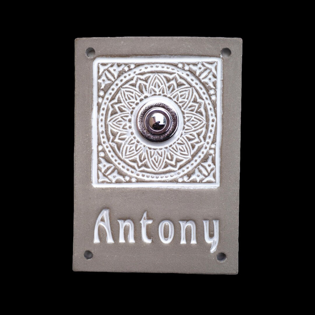 Rechteckige Keramik-Klingelplatte mit Mandala-Muster und silbernem Knopf, graviert mit dem Namen Antony