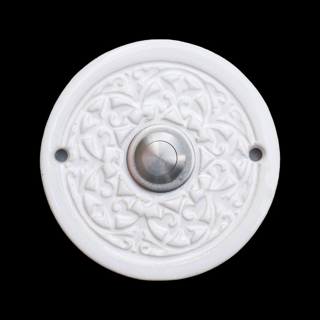 Runde weiße Keramik-Türklingelabdeckung mit verziertem Blumenmuster – handgefertigte dekorative Wandplatte für den Hauseingang