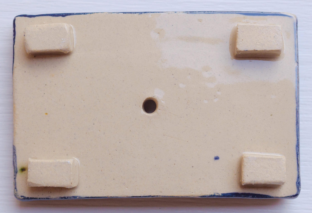 Rechteckige Keramik-Klingelplatte mit grünem Hintergrund und beigem Ornamentmuster in Blumenform