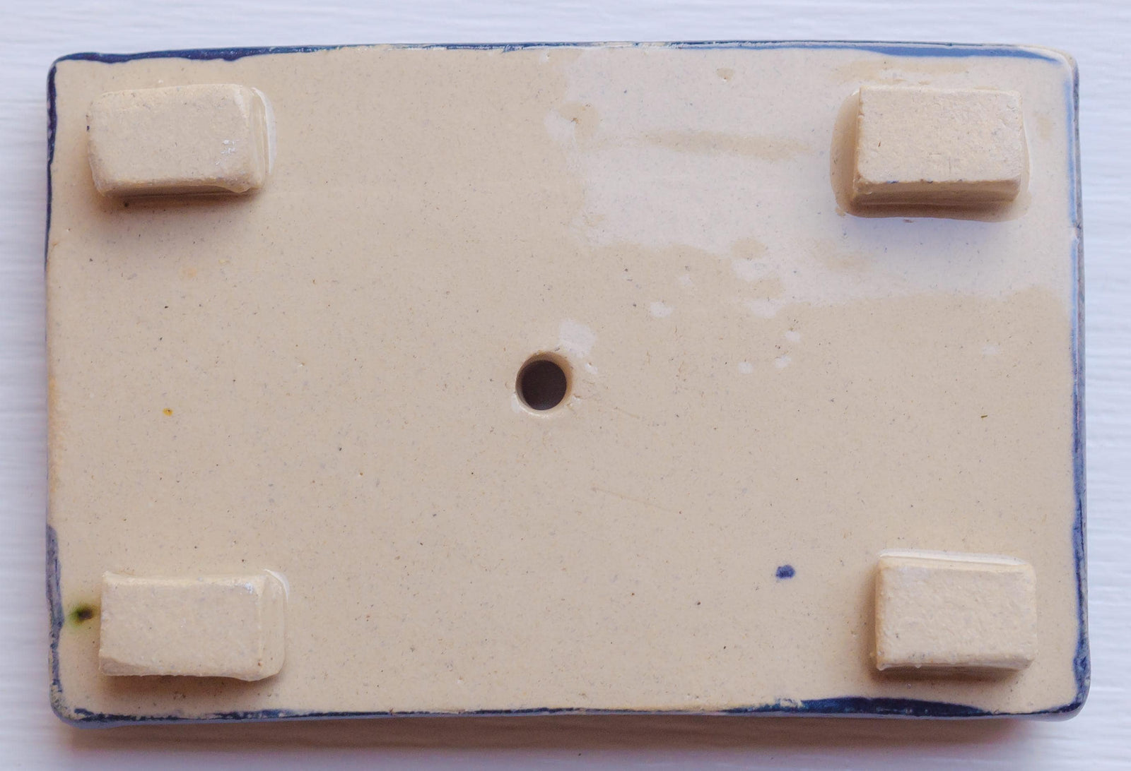 Rechteckige Keramik-Klingelplatte mit grünem Hintergrund und beigem Ornamentmuster in Blumenform