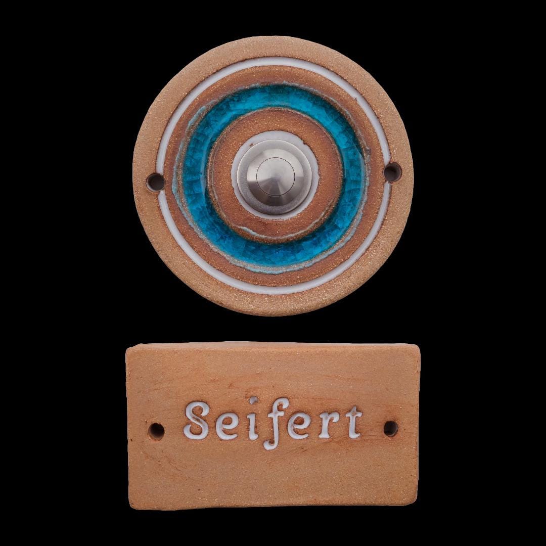 Handgefertigte Keramik-Türklingel mit türkisfarbenem Akzent und passendem Namensschild mit Gravur „Seifert