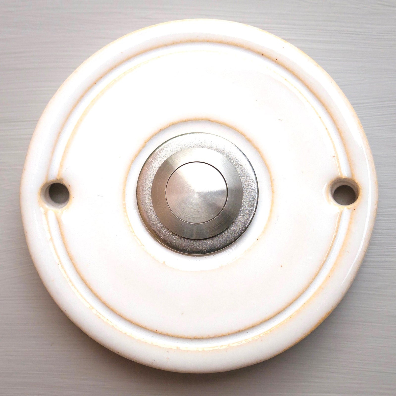 Runder weißer Klingelknopf mit polierter Chrom-Mitte – modernes minimalistisches Design für Hauseingang