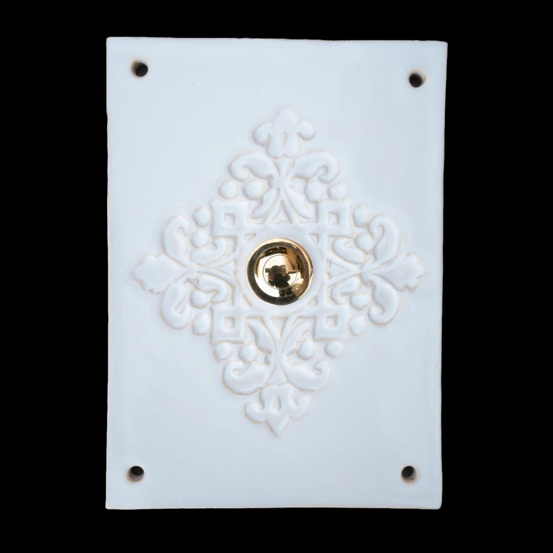 Weiße Keramik-Klingelplatte mit geprägtem Blumenmuster und goldenem Knopf – handgefertigt