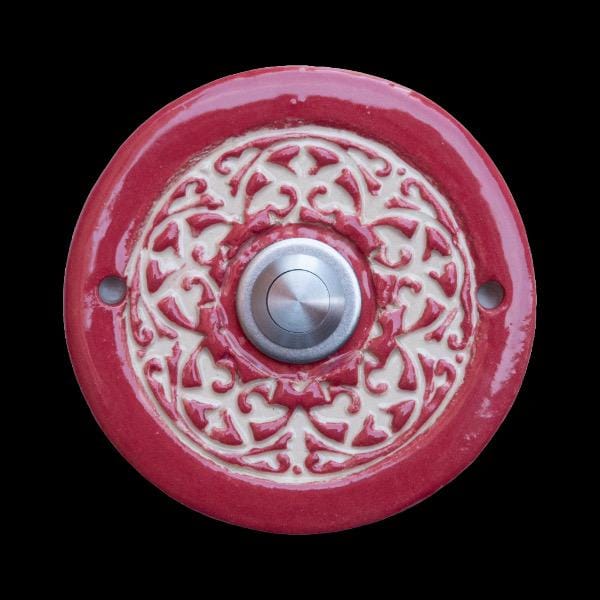 Handgefertigte runde Keramiktürklingel in warmem Rot mit kunstvollem cremefarbenem Reliefmuster. Der Edelstahlknopf setzt einen modernen Akzent in diesem zeitlosen Handwerksdesign