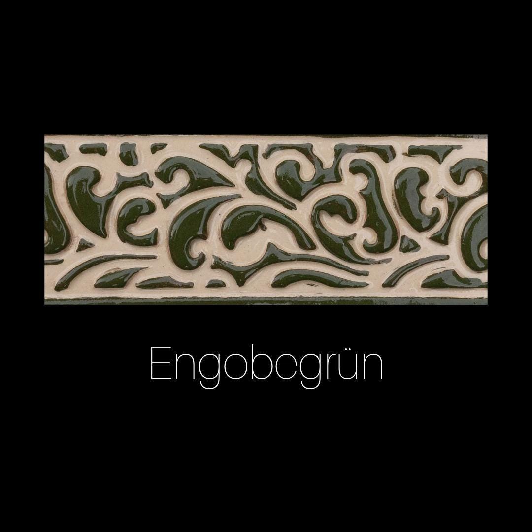 Keramikbordüre in Engobegrün mit floralem Ornamentmuster