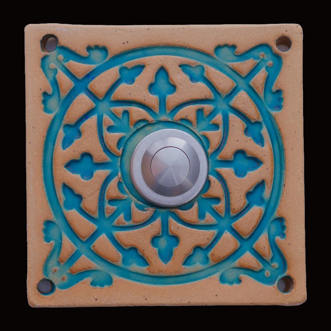 Handgefertigte Keramikklingel in Naturbeige mit kunstvollem türkisfarbenem Muster und silbernem Knopf. Das kunstvolle Design verleiht Ihrem Eingangsbereich eine individuelle und stilvolle Note.