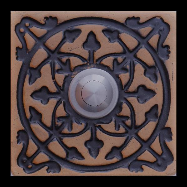 Handgefertigte Keramikklingel in Naturbeige mit kunstvollem schwarzen Reliefmuster und silbernem Knopf. Das elegante Design verleiht Ihrem Eingangsbereich einen zeitlosen und stilvollen Charakte