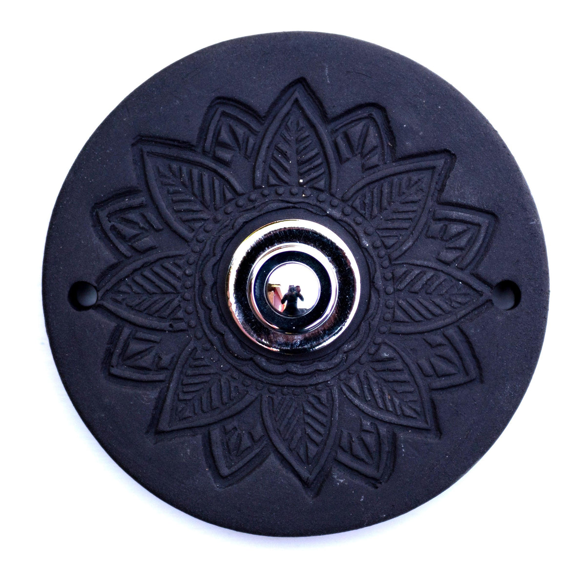 Runde dekorative Klingel mit geprägtem Mandala-Blumenmuster auf schwarzer Platte und silbernem Druckknopf in der Mitte