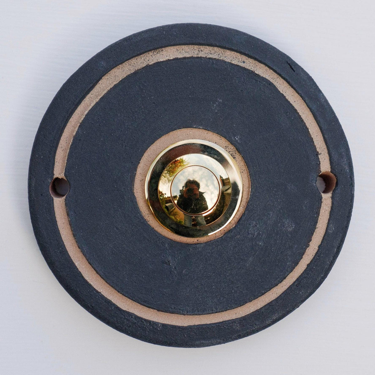 Runder Klingelknopf mit polierter Chrom-Mitte – modernes minimalistisches Design für Hauseingang