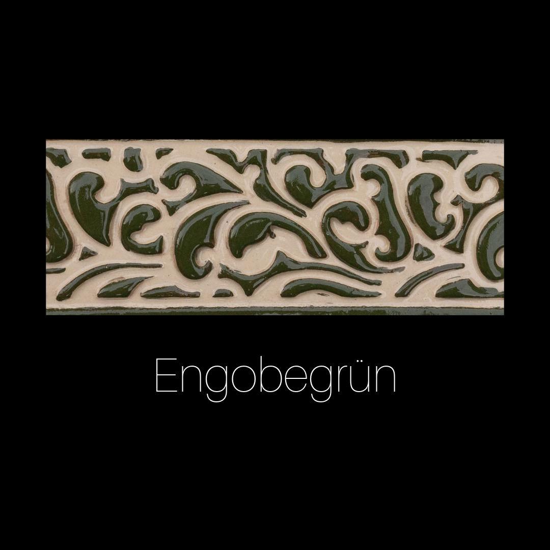 Keramikbordüre in Engobegrün mit floralem Ornamentmuster