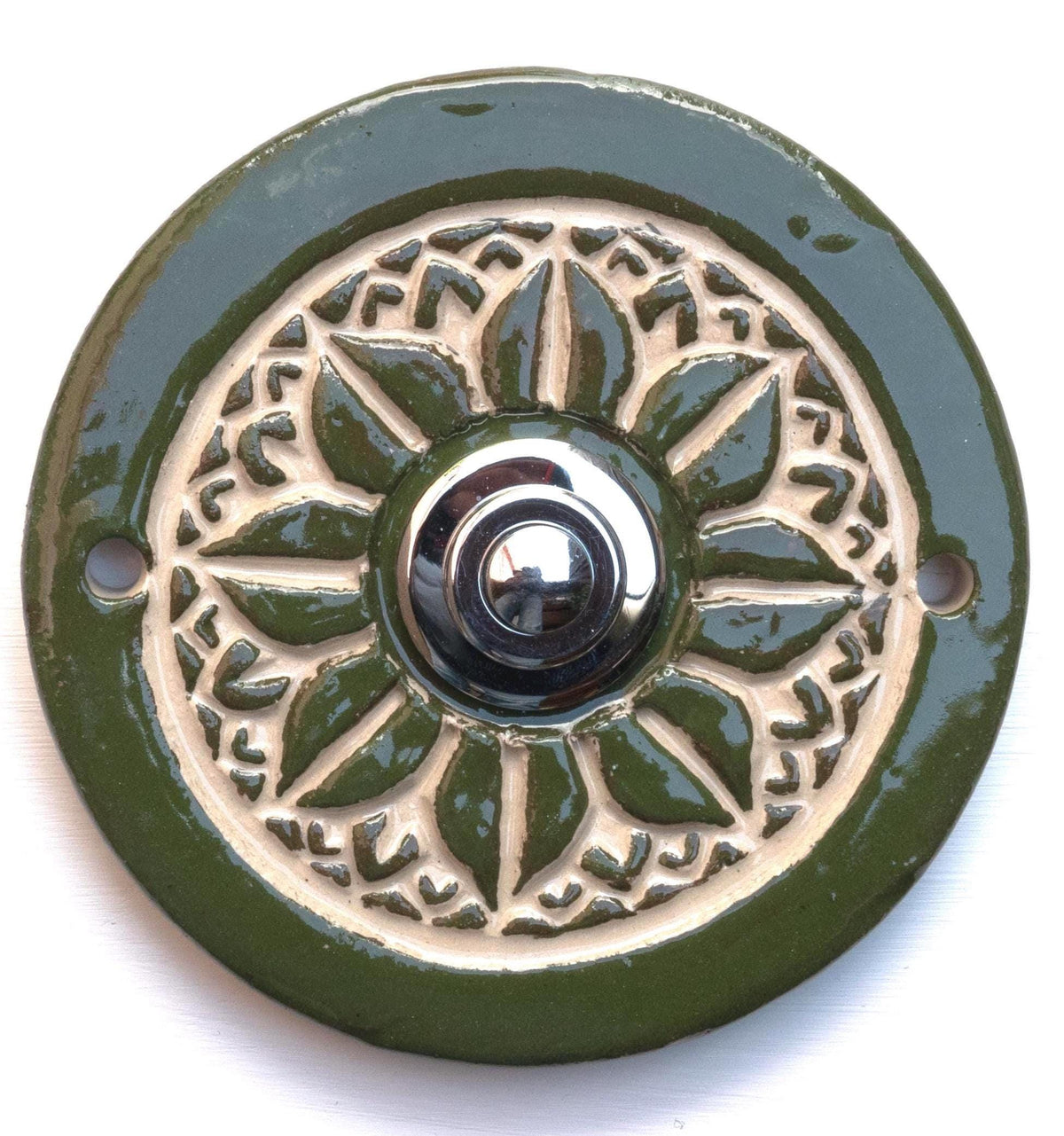 Elegante Keramiktürklingel in Grün mit kunstvollem Reliefmuster und poliertem Knopf. Handgefertigt, wetterfest und langlebig