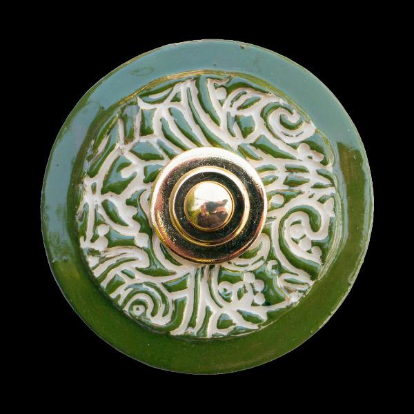Handgefertigte Keramiktürklingel in sattem Grün mit elegantem goldfarbenem Druckknopf. Einzigartiges Design, wetterfest und leicht zu montieren.
