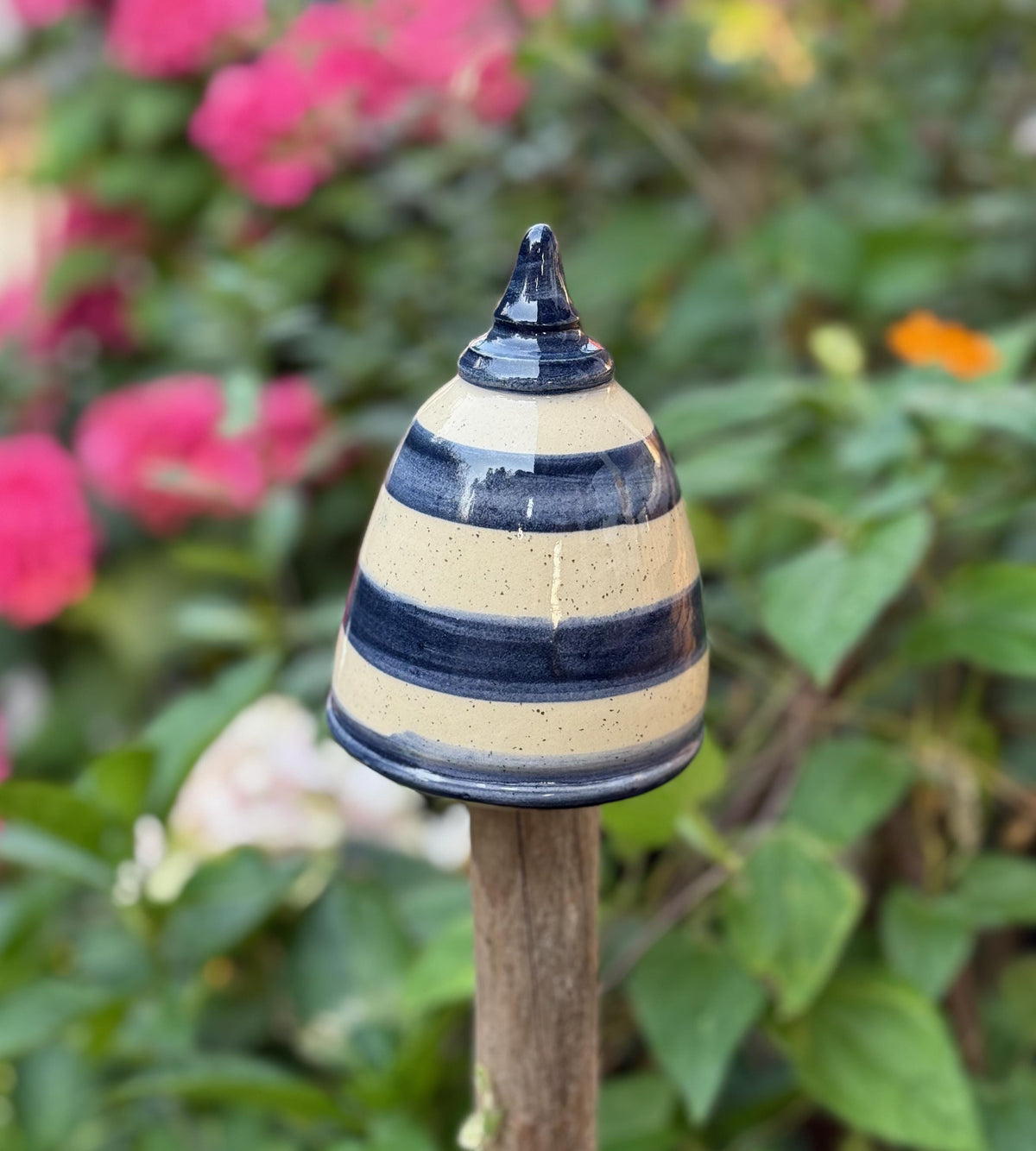 Keramik-Gartenstecker in Klingelform mit blauen und beigen Streifen