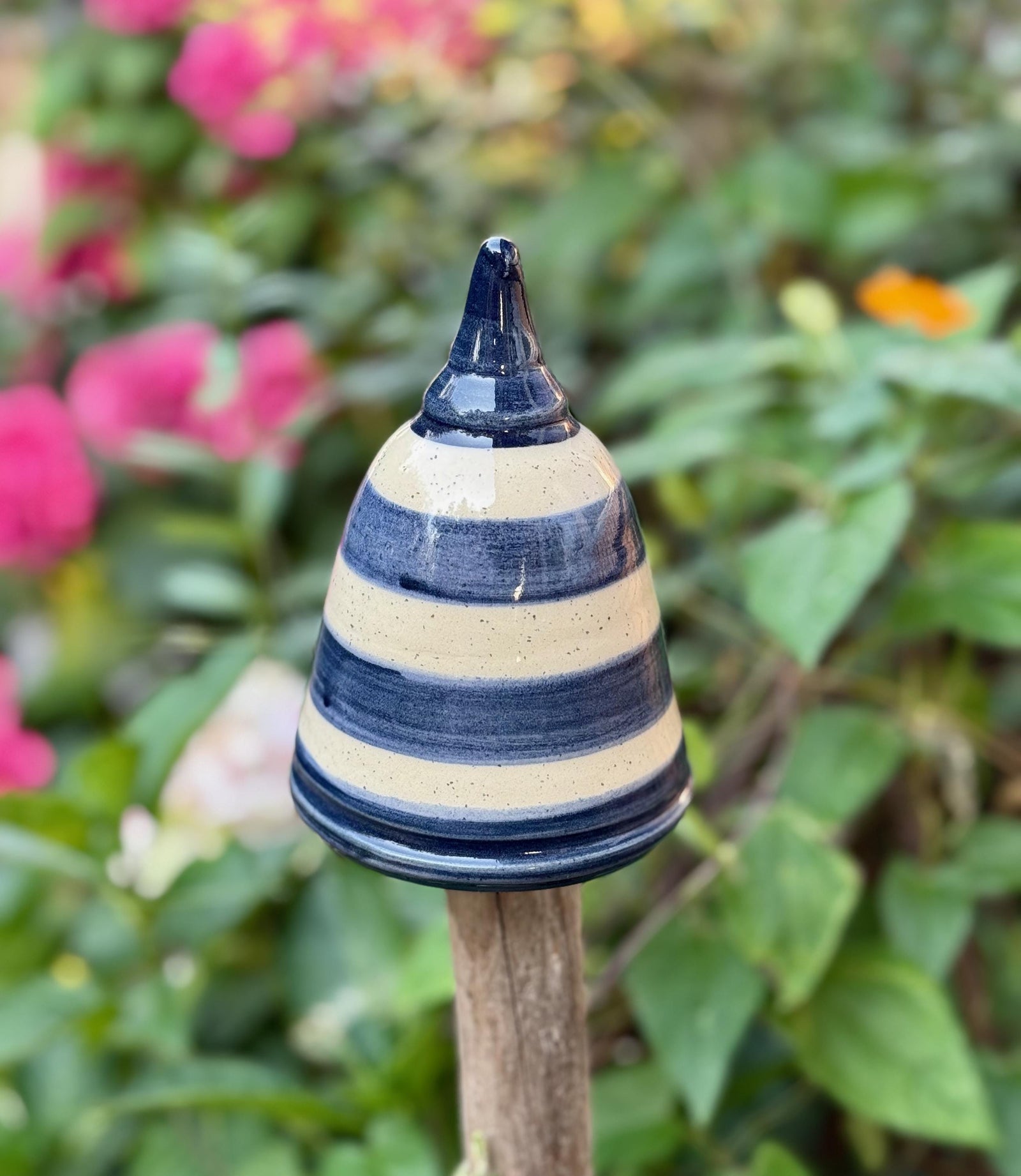Keramik-Gartenstecker in Klingelform mit blauen und beigen Streifen