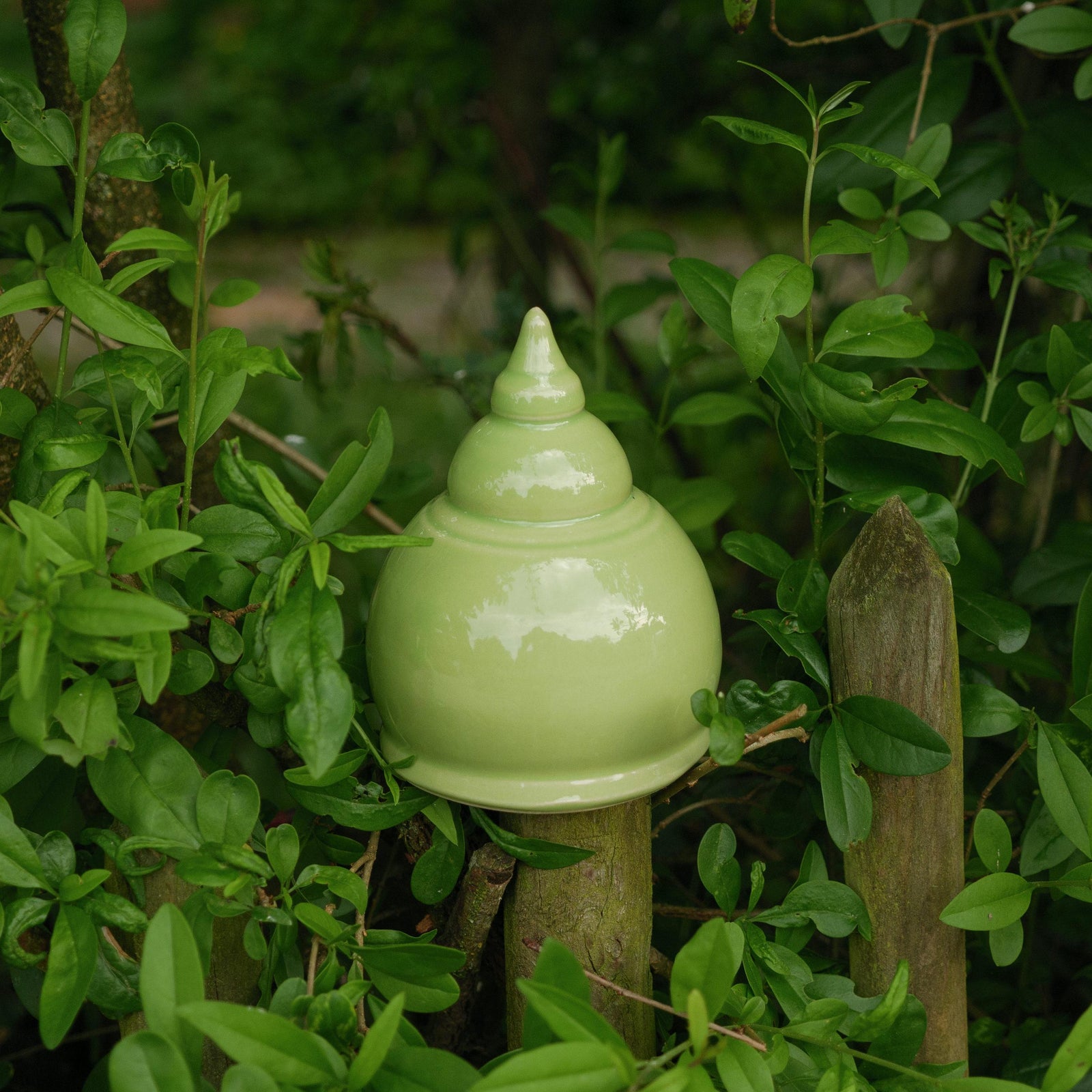 Keramik-Gartenstecker in Tropfenform in glänzendem Hellgrün