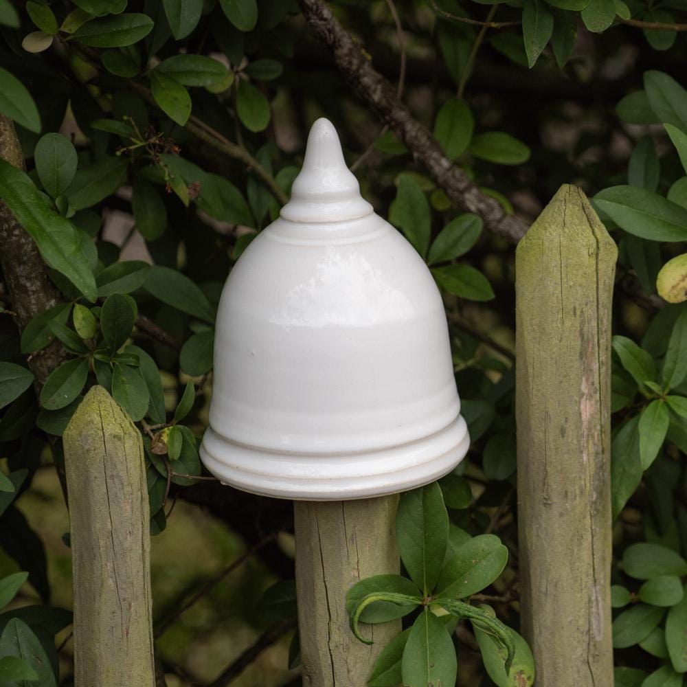 Keramik-Gartenstecker in Weiß mit glockenförmigem Design
