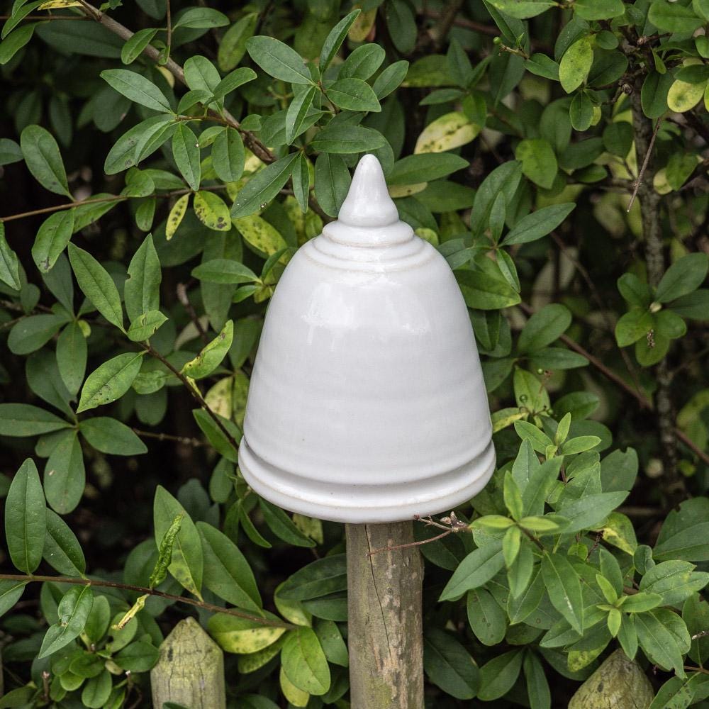 Keramik-Gartenstecker in Weiß mit glockenförmigem Design