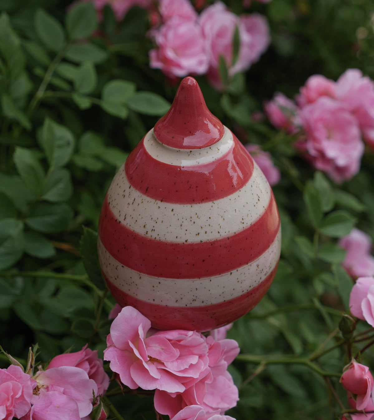 Keramik-Gartenstecker in Tropfenform mit roten und beigen Streifen