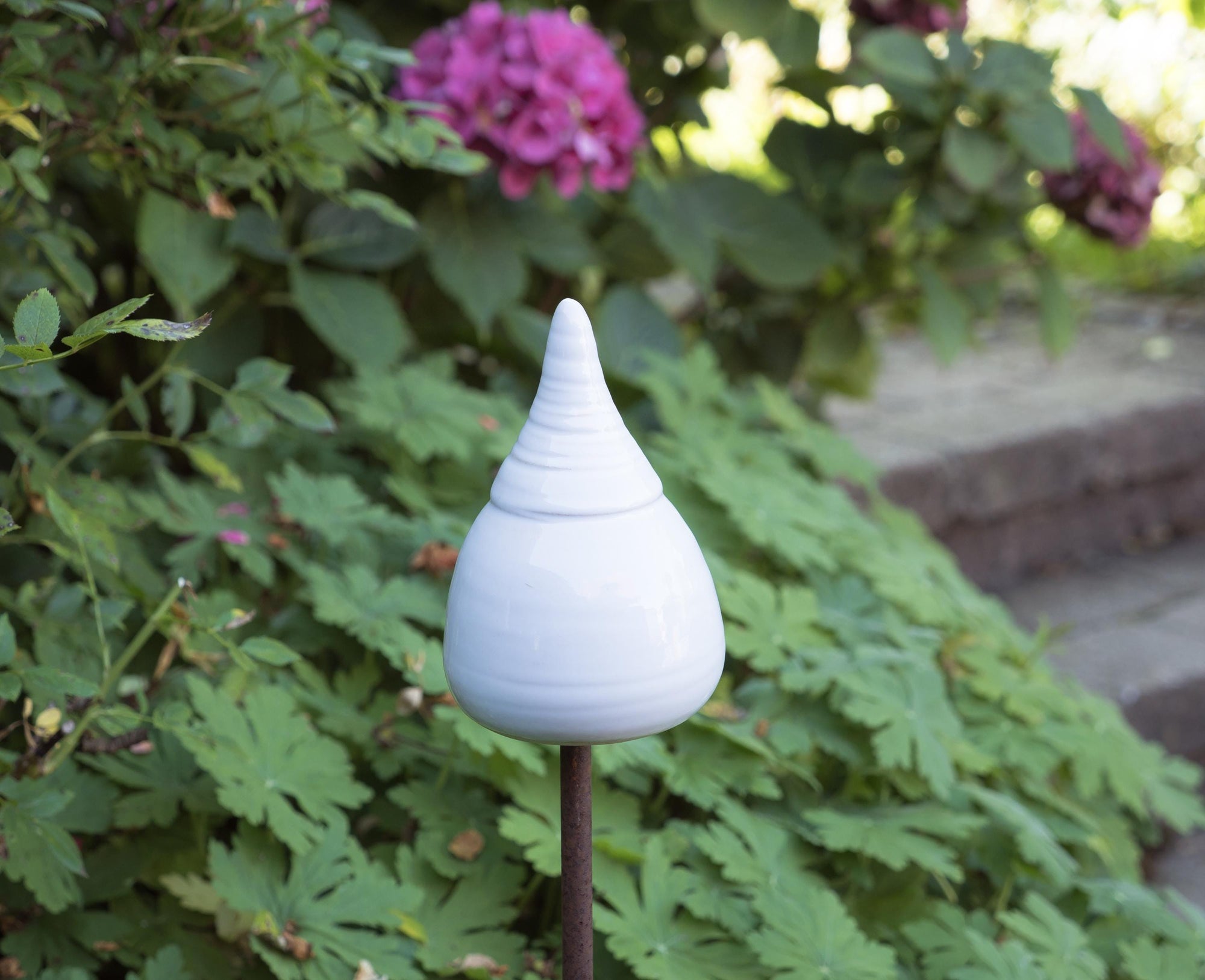 Keramik-Gartenstecker in Weiß mit tropfenförmigem Design