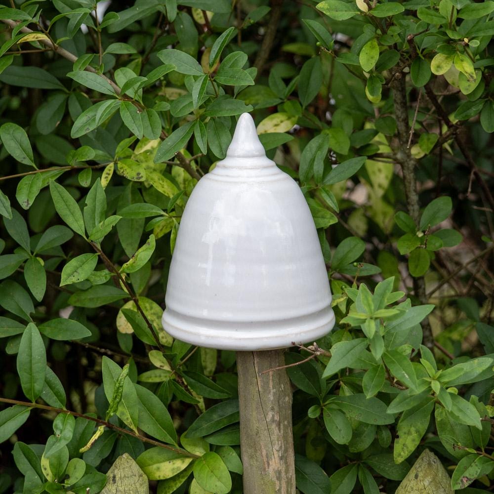 Keramik-Gartenstecker in Weiß mit glockenförmigem Design