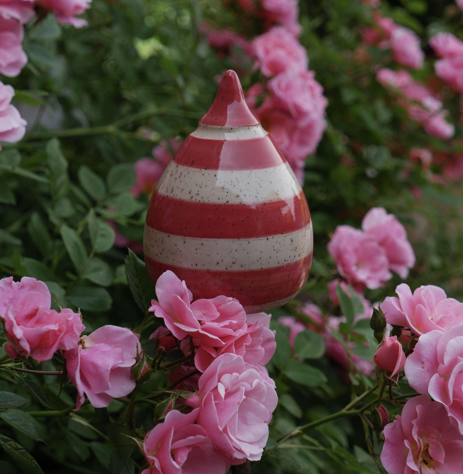 Keramik-Gartenstecker in Tropfenform mit roten und beigen Streifen