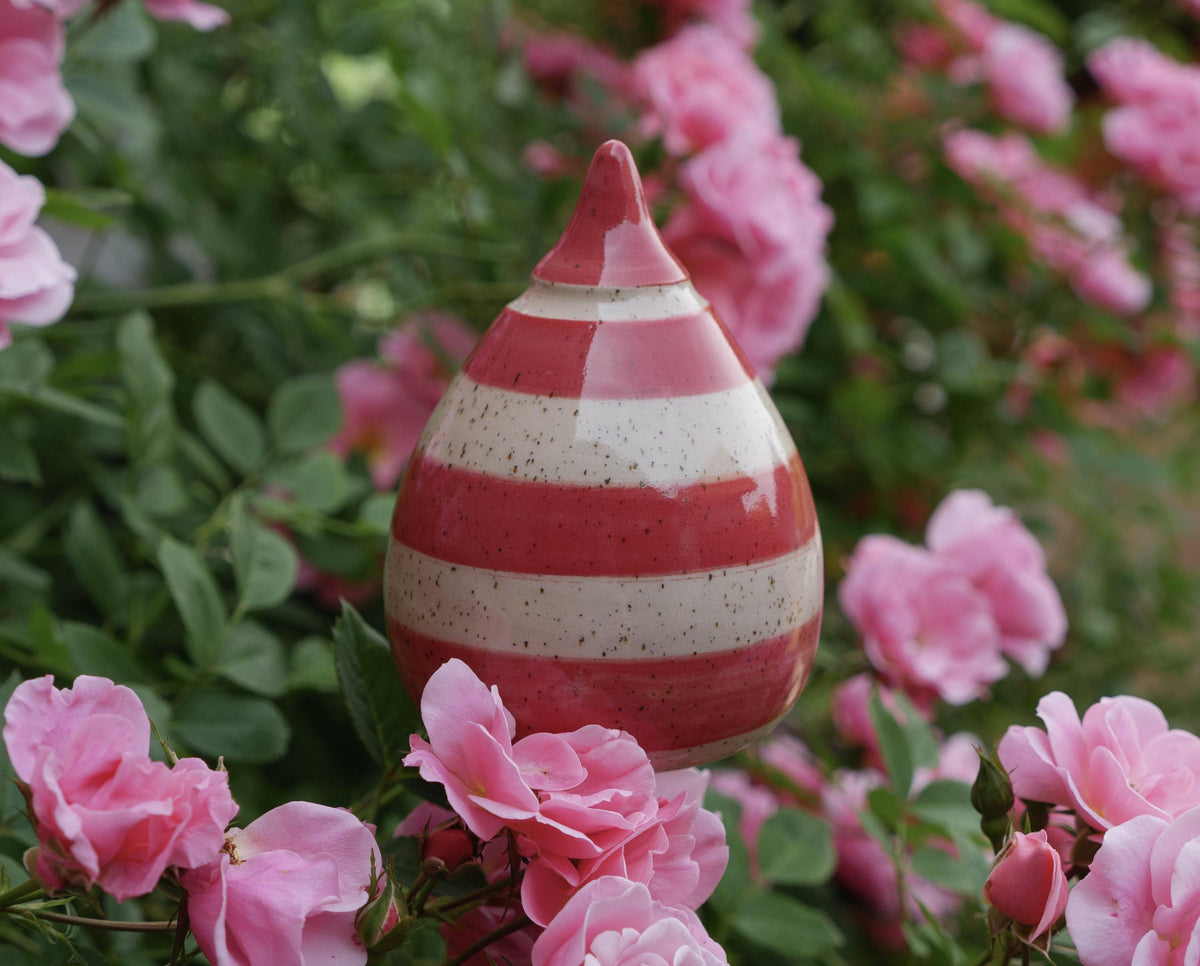 Keramik-Gartenstecker in Tropfenform mit roten und beigen Streifen