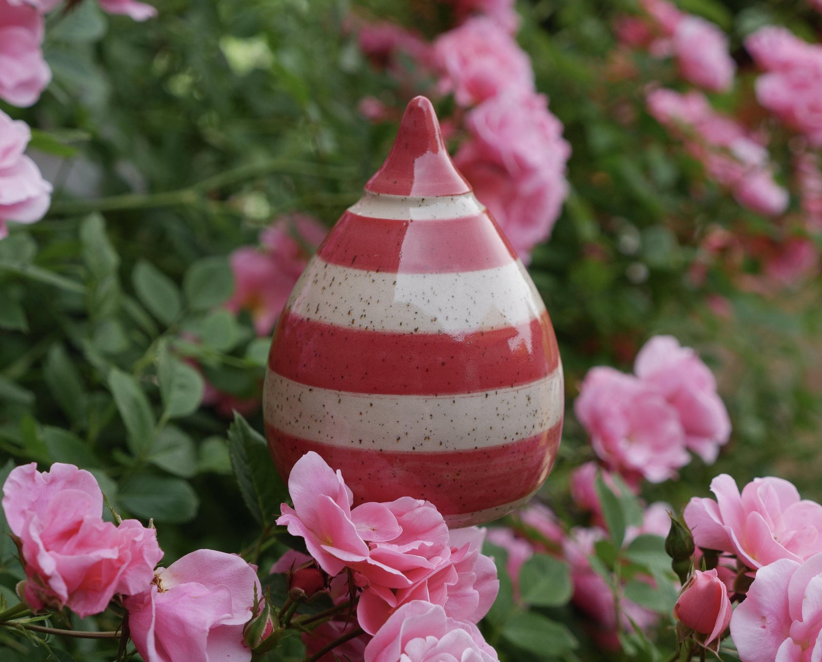 Keramik-Gartenstecker in Tropfenform mit roten und beigen Streifen