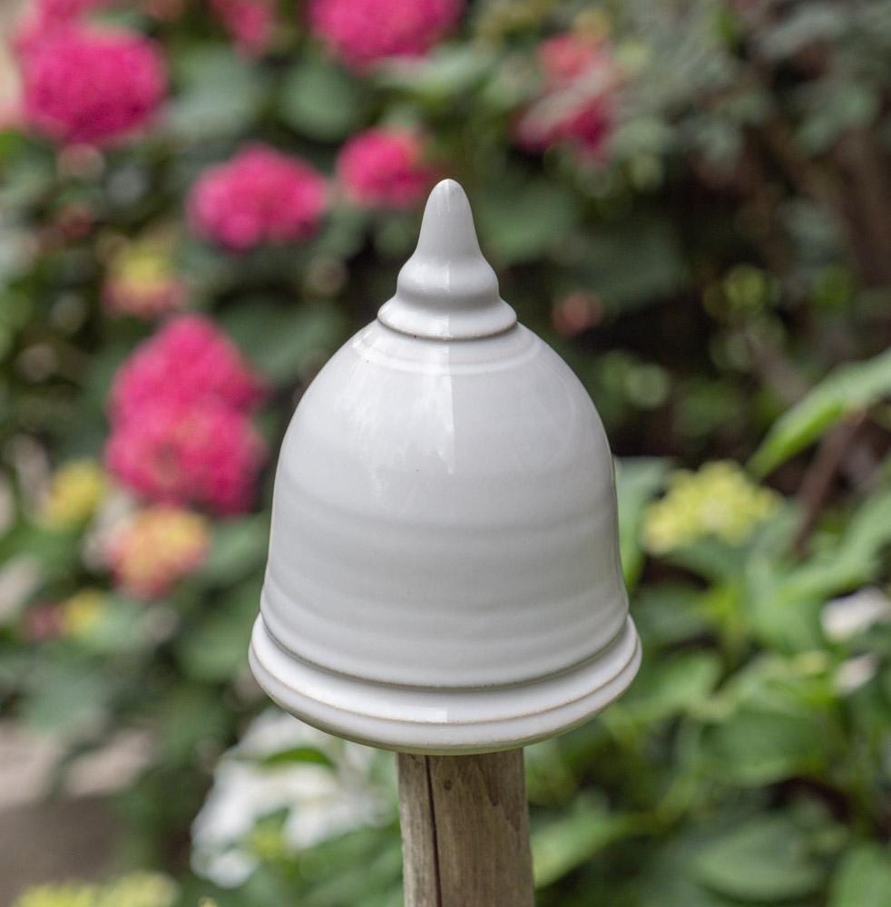 Keramik-Gartenstecker in Weiß mit glockenförmigem Design