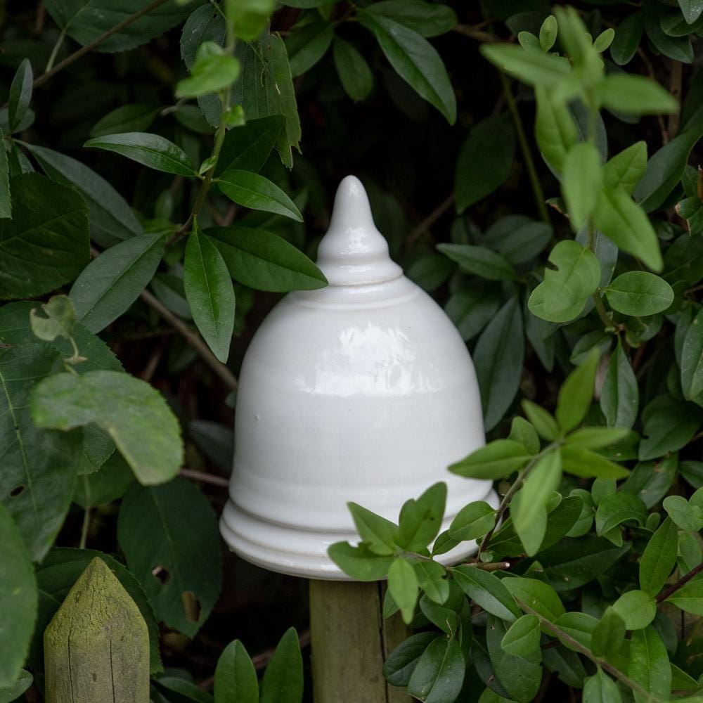 Keramik-Gartenstecker in Weiß mit glockenförmigem Design