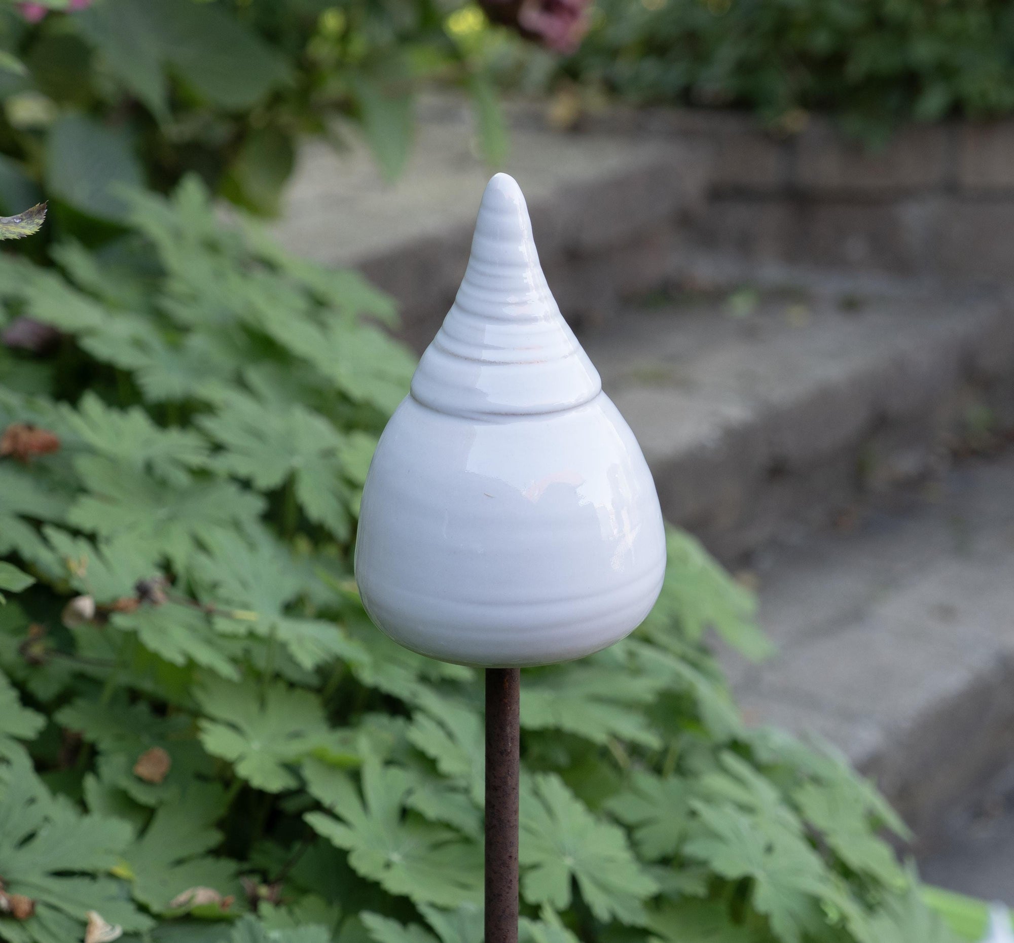 Keramik-Gartenstecker in Weiß mit tropfenförmigem Design