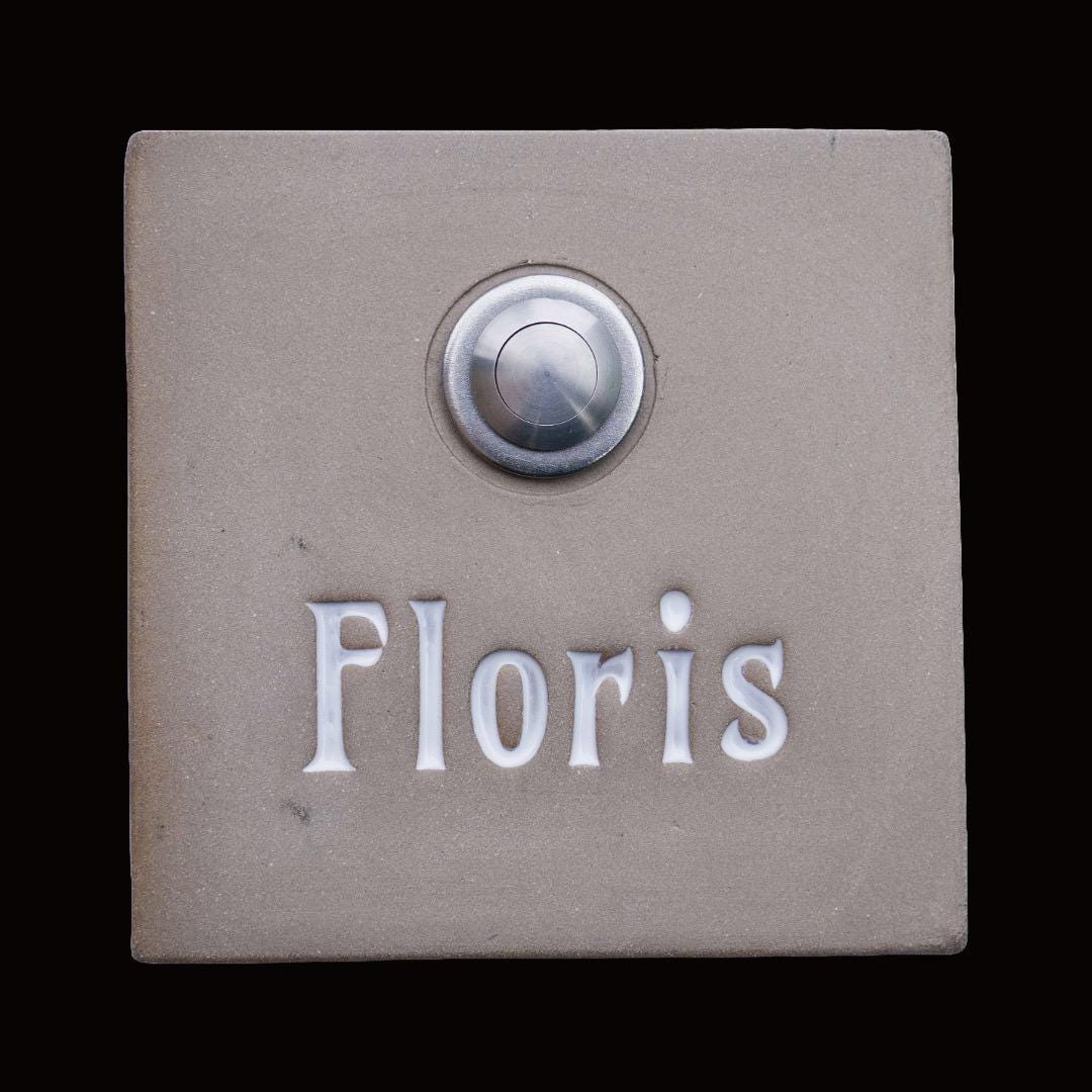 Handgefertigtes Keramik-Klingelschild mit Gravur – Grau/Weiß, 13×13 cm